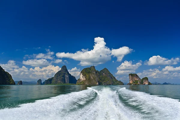 Ilhas em uma baía de Phang Nga de barco — Fotografia de Stock