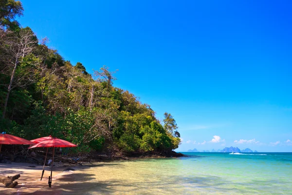 Spiaggia in una baia di Phang Nga — Foto Stock