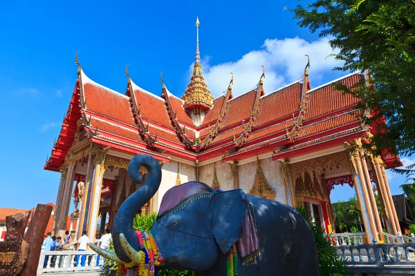 Čtyři křídla thajského chrámu wat chalong a slon — Stock fotografie