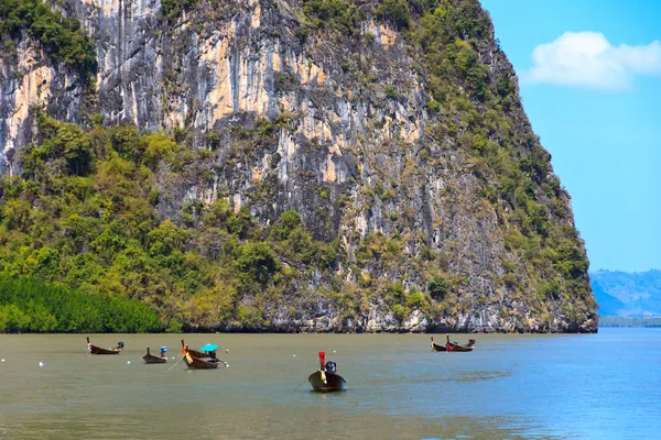 Thajské čluny v james bond ostrovy ko tapu — Stock fotografie