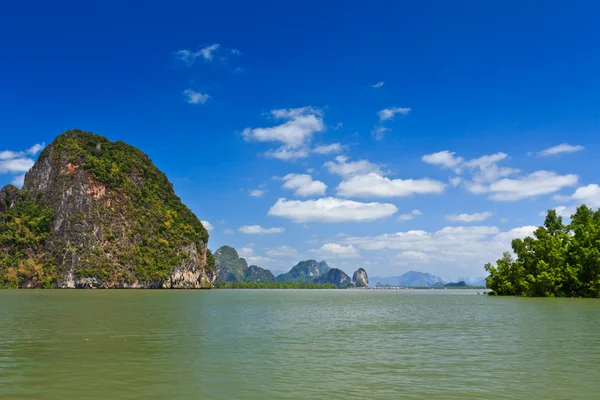 Ilhas em uma baía de Phang Nga — Fotografia de Stock