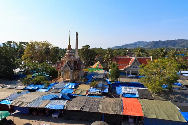 Рынок в храме Ват Чалонг на Пхукете — стоковое фото
