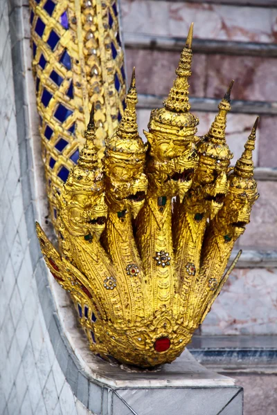 Golden dragon guard — Stock Photo, Image