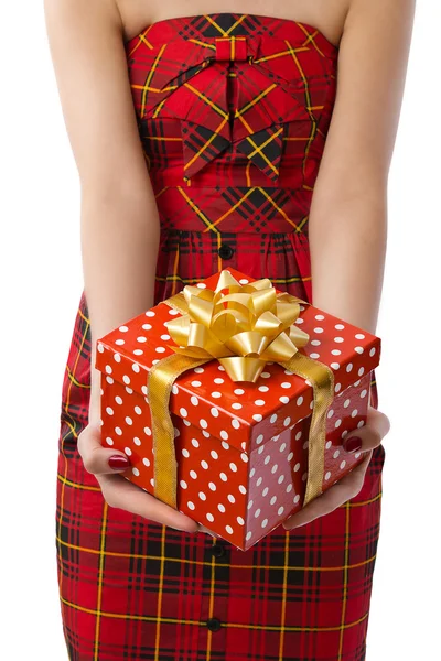 Mujer mostrando hermosa caja de regalo roja en primer plano — Foto de Stock