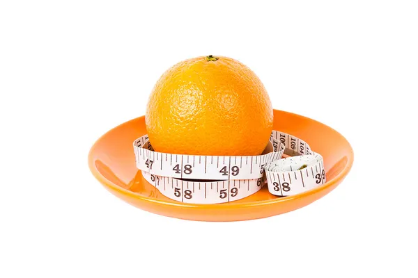 Turuncu meyve portakal plaka üzerinde ölçüm bandı ile — Stok fotoğraf