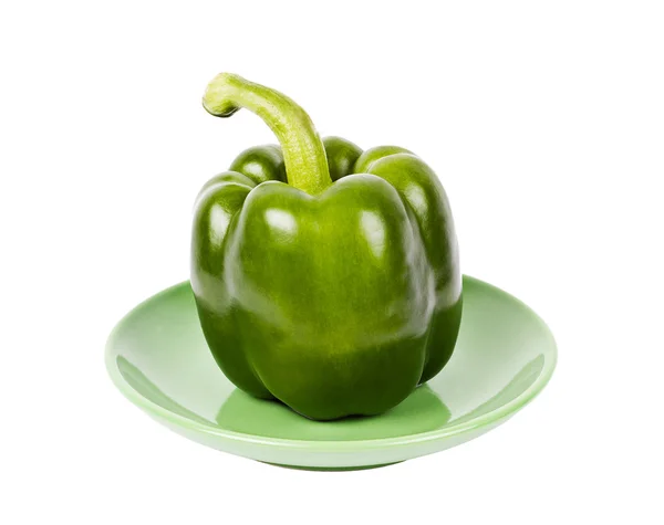 Свіжий зелений перець на зеленій тарілці ізольовані на білому тлі — стокове фото