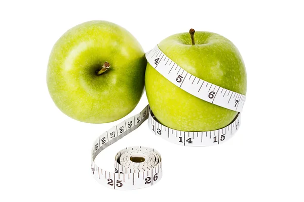 Diety koncept zelených jablek s měřicí pásky na bílém pozadí — Stock fotografie