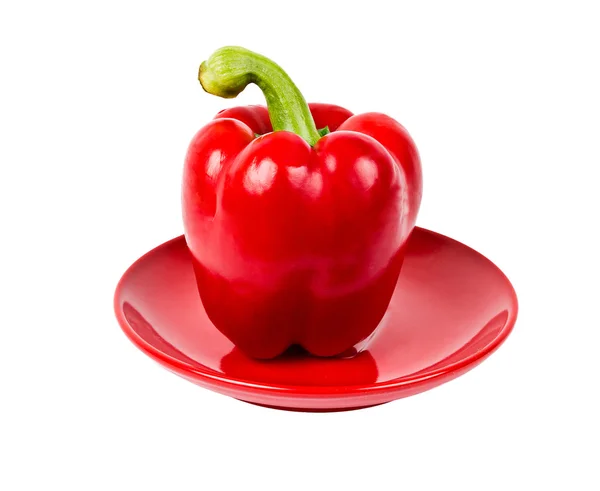 Pimienta roja fresca sobre plato rojo aislado sobre fondo blanco — Foto de Stock