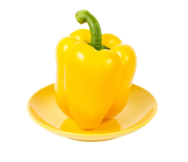 Свежий желтый перец на желтой тарелке — стоковое фото