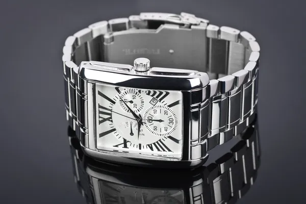 Armbanduhr für Männer auf schwarzem Hintergrund. Studiodreh. — Stockfoto