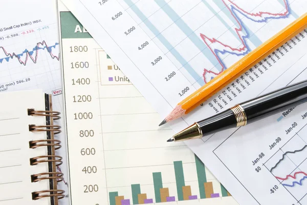 Financiële gegevens concept met pen — Stockfoto