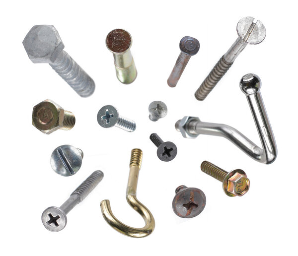 Гвозди и винты прилипают к белому фону
