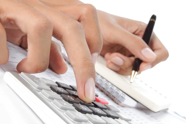 Mains de femme avec une calculatrice et un stylo — Photo