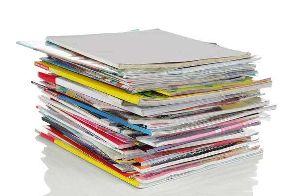 Tiro de pila de revistas con tapa en blanco — Foto de Stock