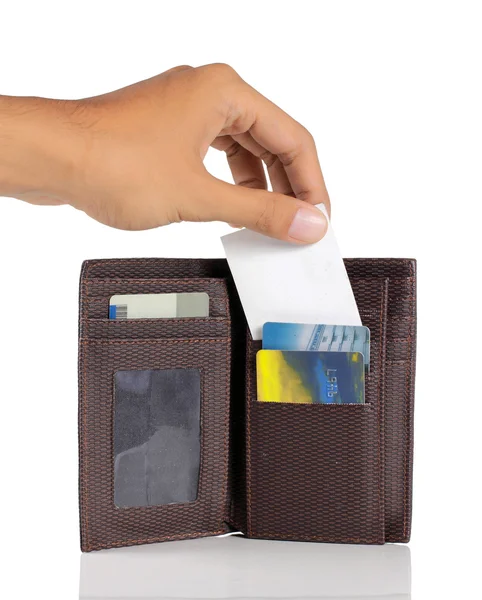 Strony biorąc karty wewnątrz brązowy portfel — Zdjęcie stockowe