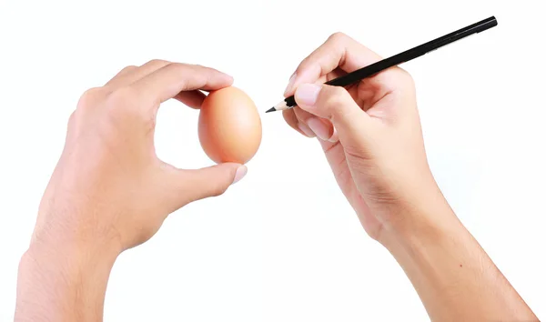 Руки пишут на яйце — стоковое фото