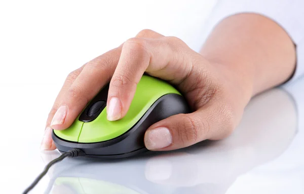 Mão clicando no computador do mouse — Fotografia de Stock