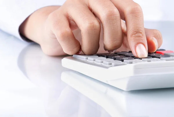 Mão usando calculadora em branco — Fotografia de Stock
