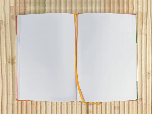 Caderno branco em branco aberto — Fotografia de Stock