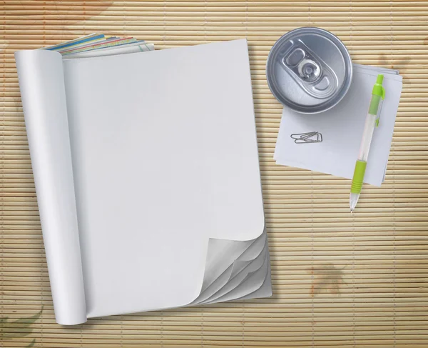 Concettuale di libro bianco aperto con lattina di soda e penna — Foto Stock