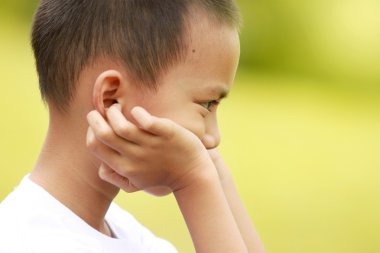 sevimli küçük çocuğa yeşil çayır