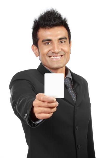 Cartão comercial em branco apresentado por um empresário — Fotografia de Stock