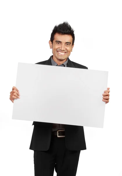 Empresário sorridente segurando um cartão em branco — Fotografia de Stock