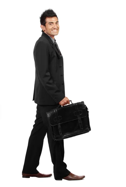 Jonge zakenman is lopen en glimlachen naar de camera — Stockfoto