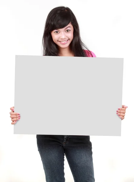 Молодая красивая женщина держит чистую белую карточку — стоковое фото