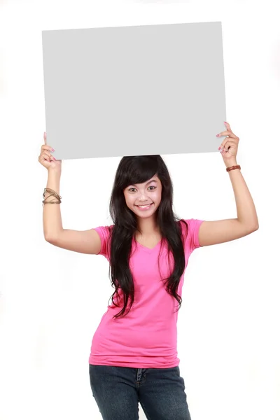 Žena držící prázdná deska izolovaných na bílém pozadí — Stock fotografie