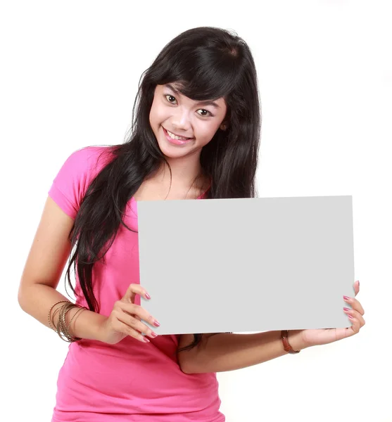 Mladá žena ukazuje prázdnou bílou kartu — Stock fotografie