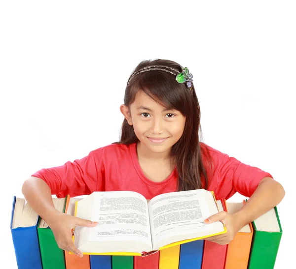 Imagem de estudante sorrindo com seus livros e lendo um dos — Fotografia de Stock