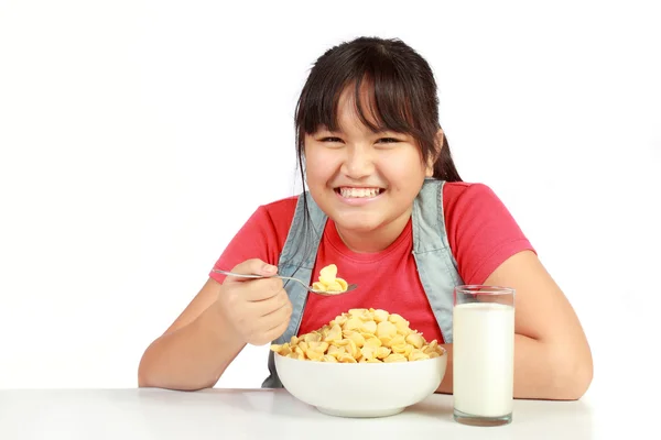Portrét smějící se dívka snídani proti bílé — Stock fotografie