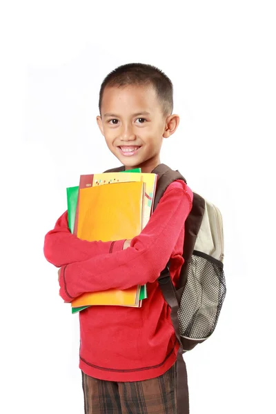 Portrait de garçon avec sac à dos souriant contre blanc — Photo