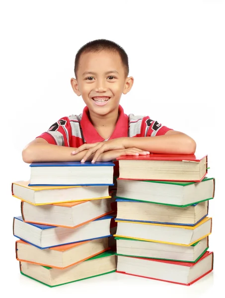 Petit garçon souriant avec son livre — Photo