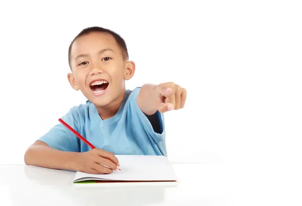 Glad liten pojke som studerar — Stockfoto