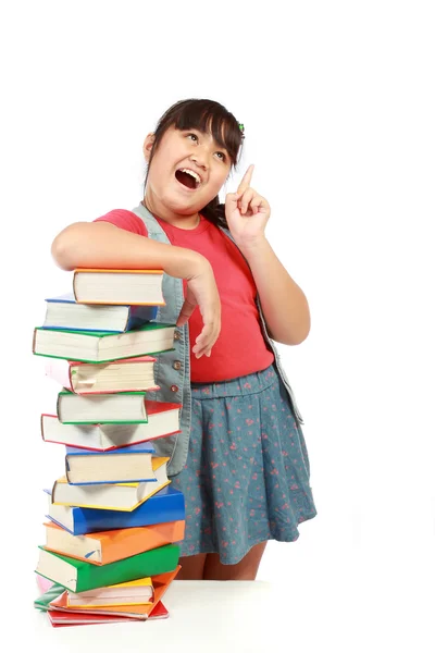 Retrato de menina com seus livros e olhar para cima para copiar espaço — Fotografia de Stock
