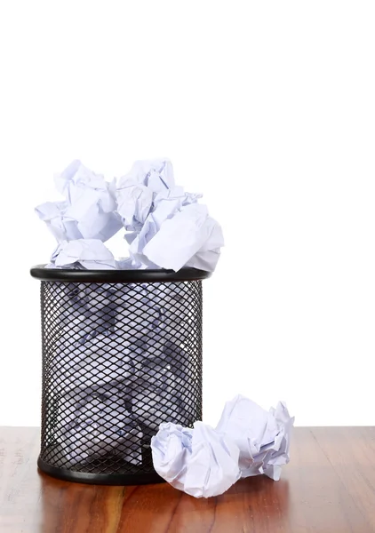 Mülleimer mit Altpapier — Stockfoto