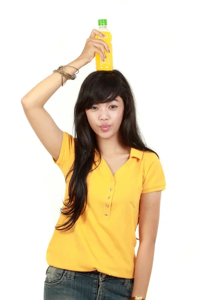 Mujer sosteniendo jugo de naranja sonriendo mostrando producto de jugo de naranja —  Fotos de Stock