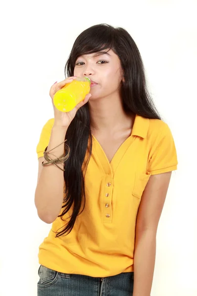 Κορίτσι πίνει χυμό πορτοκάλι — Φωτογραφία Αρχείου