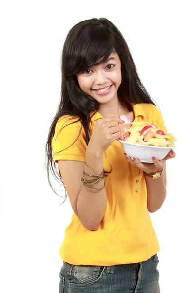 Joven chica sana teniendo una ensalada de frutas — Foto de Stock