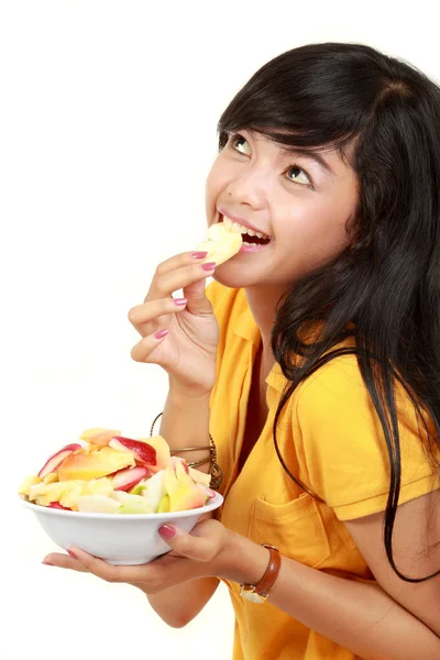 Mladá dívka držící misku krájeného ovoce — Stock fotografie