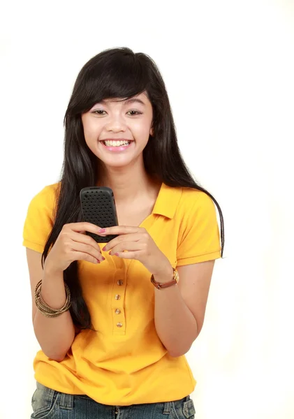 年轻的亚洲女孩用她的手机 — 图库照片