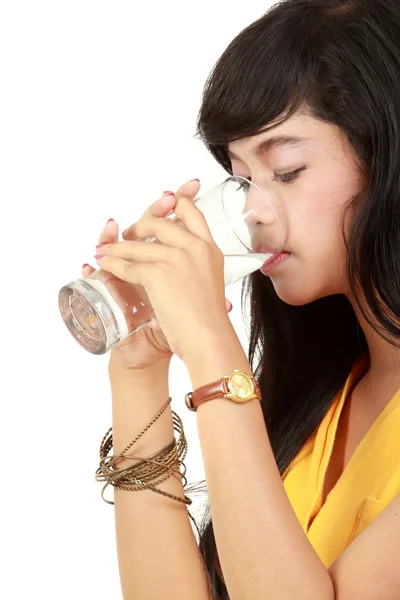 Bella ragazza beve acqua dal vetro — Foto Stock