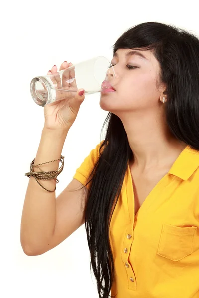 Menina bebe água de vidro — Fotografia de Stock