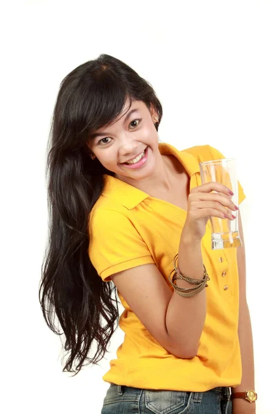 Ευτυχής υγιή κοπέλα κρατώντας ένα ποτήρι νερό — Φωτογραφία Αρχείου