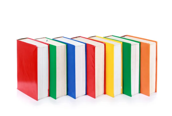 Una línea de muchas cubiertas de libros coloridos en blanco —  Fotos de Stock