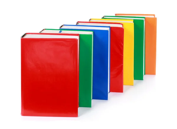 Una línea de muchos libros coloridos en blanco —  Fotos de Stock