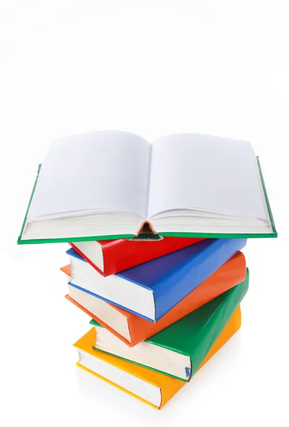 Stapel kleurrijke boeken, een boek wijd open op de top — Stockfoto