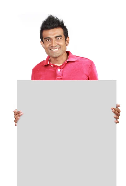 Człowiek stojący biały puste karty — Zdjęcie stockowe